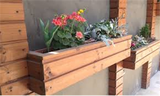 فلاور باکس دیواری ترموود ضد آب با لاک پلی اورتان با 5 سال ضمانت در برابر پوسیدگی ساخته شده با چوب ترموود کاج گره پروانه ساسنا مناسب فضای داخلی و خارجی